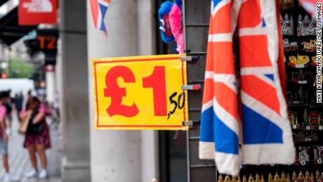 La libra esterlina toca mínimos de 37 años mientras la economía británica se desploma