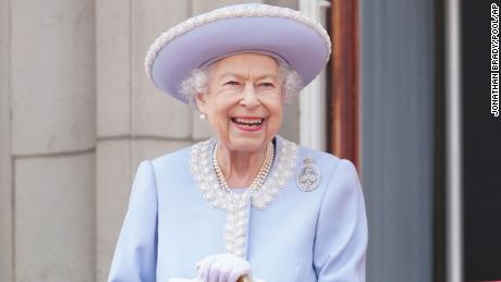Lo que sabemos sobre la salud de la reina Isabel II después de que se retiró del servicio de Acción de Gracias del Jubileo 