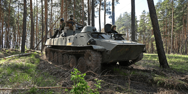 Se ve a soldados ucranianos montados en un vehículo blindado de transporte de personal durante una maniobra no lejos de Kharkiv el 30 de abril.
