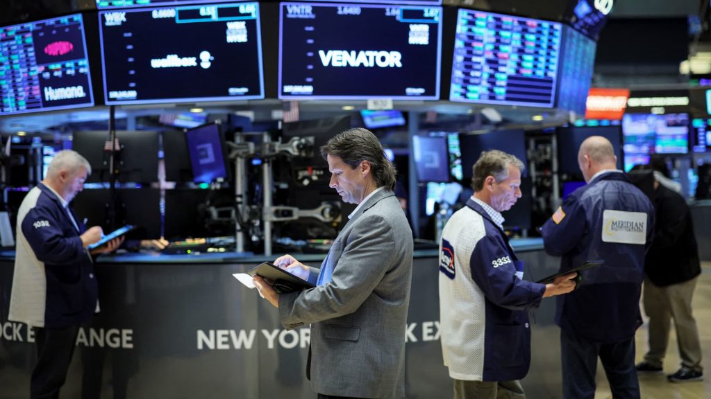 Los futuros de acciones se mantienen estables mientras Wall Street observa datos clave de inflación
