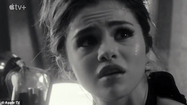 Through Tears: Selena Gomez Goes Vulnerable in New Documentary, Selena Gomez: My Mind and Me, mientras derrama muchas lágrimas a lo largo de la película, para que los fanáticos puedan vislumbrar sus luchas personales.