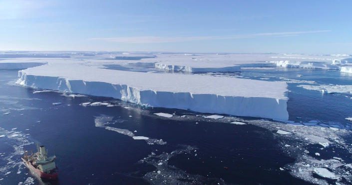 El buque de investigación Nathaniel B. Palmer operando a lo largo de la plataforma de hielo oriental de Thwaites en la Antártida en 2019 (imágenes de portada a través de Zuma Press)