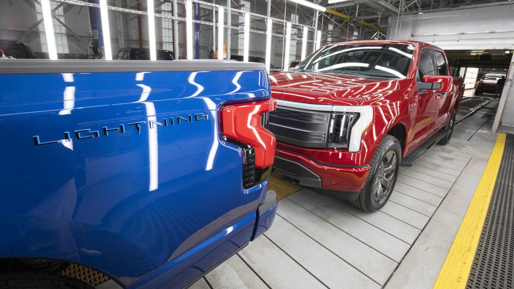 Ford sube precio de camioneta eléctrica F-150 Lightning a $51,974