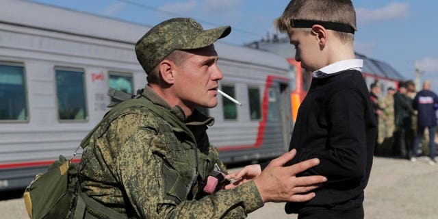 Un recluta ruso habla con su hijo en una estación de tren en Broadboy, región rusa de Volgogrado, el 29 de septiembre de 2022.