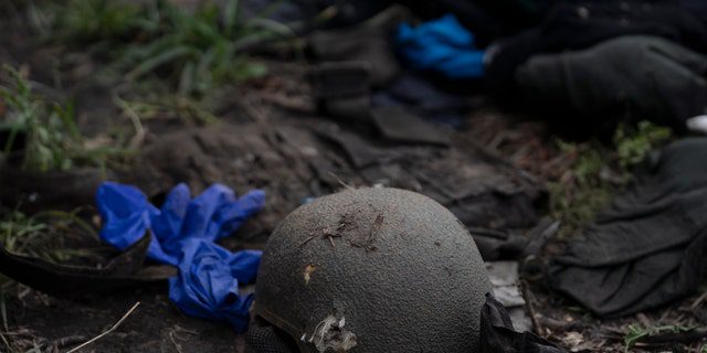 Se ve un casco dañado en el suelo en el sitio donde se encontraron los cuerpos de cuatro soldados ucranianos en un área cerca de la frontera con Rusia, en la región de Kharkiv, Ucrania, el 19 de septiembre de 2022.