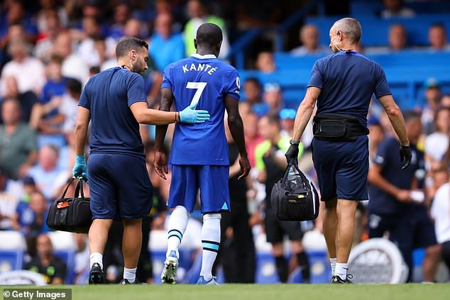 El Chelsea confirmó en un comunicado que el jugador francés estará de baja cuatro meses después de la operación