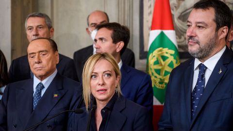 Se espera que Silvio Berlusconi (izquierda) y Matteo Salvini (derecha) formen parte del gobierno de Meloni, que tendrá uno de los gobiernos más derechistas de la historia moderna. 