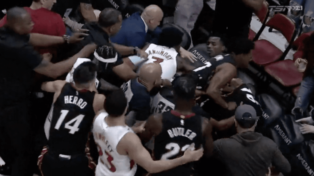 Un golpe tardío al novato Koloko de los Raptors desata una pelea violenta contra el Heat