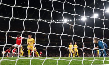 Eddie Nketia marca el primer gol del Arsenal ante Bodou/Glimt