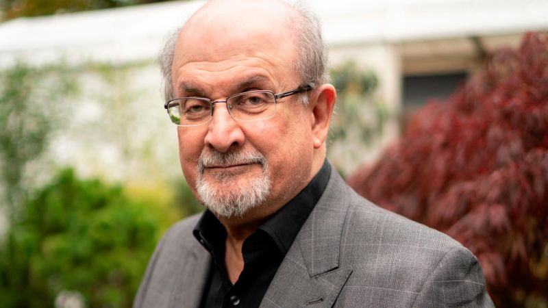El escritor Salman Rushdie perdió la vista de un ojo y una mano "indefensa" después de un ataque con arma blanca en agosto, dice un cliente