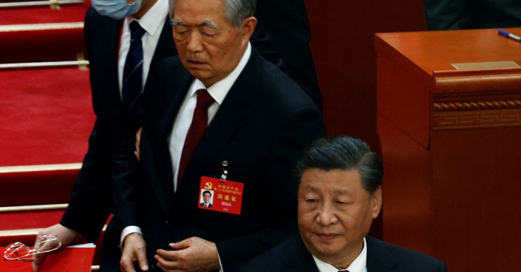 El ex presidente chino Hu Jintao es escoltado fuera de la Conferencia del Partido