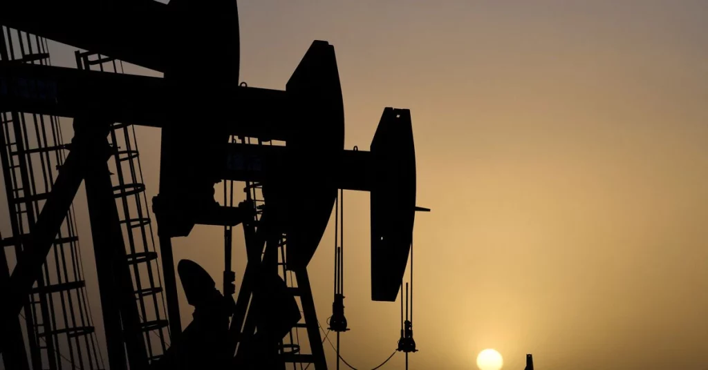 El petróleo sube más de $4 mientras la OPEP+ contempla el mayor recorte de producción desde 2020