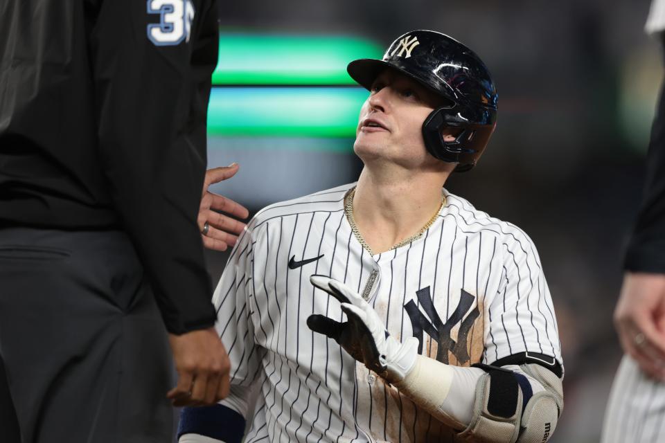 El tercera base de los Yankees, Josh Donaldson, habla con el árbitro Jeremy Rehak después de ser llamado a la primera base.