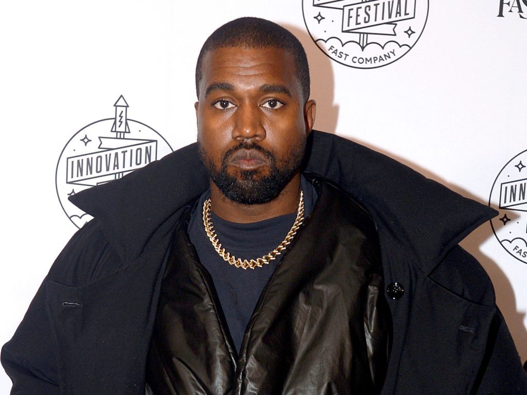 Kanye West escoltándolo desde la oficina de Skechers, dice marca de zapatos |  noticias sobre racismo