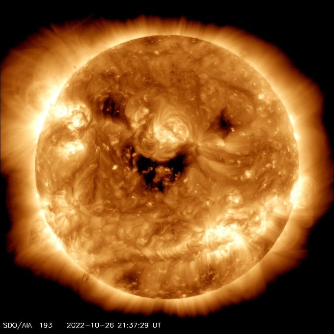 La NASA toma una foto del sol "sonriente".  No es tan lindo como parece.