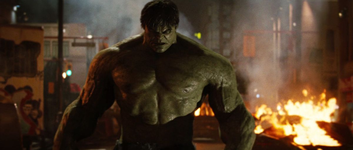 Hulk, luciendo muy enojado, en una calle en llamas en The Incredible Hulk (2008).
