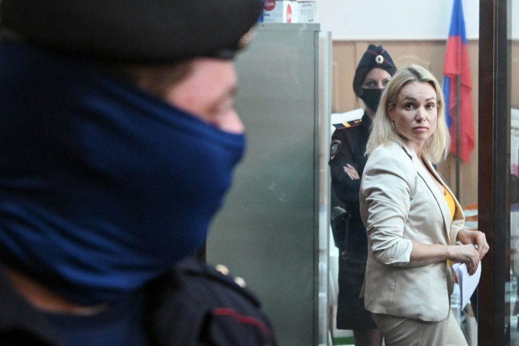 La periodista rusa Marina Ovsianikova escapa del arresto domiciliario