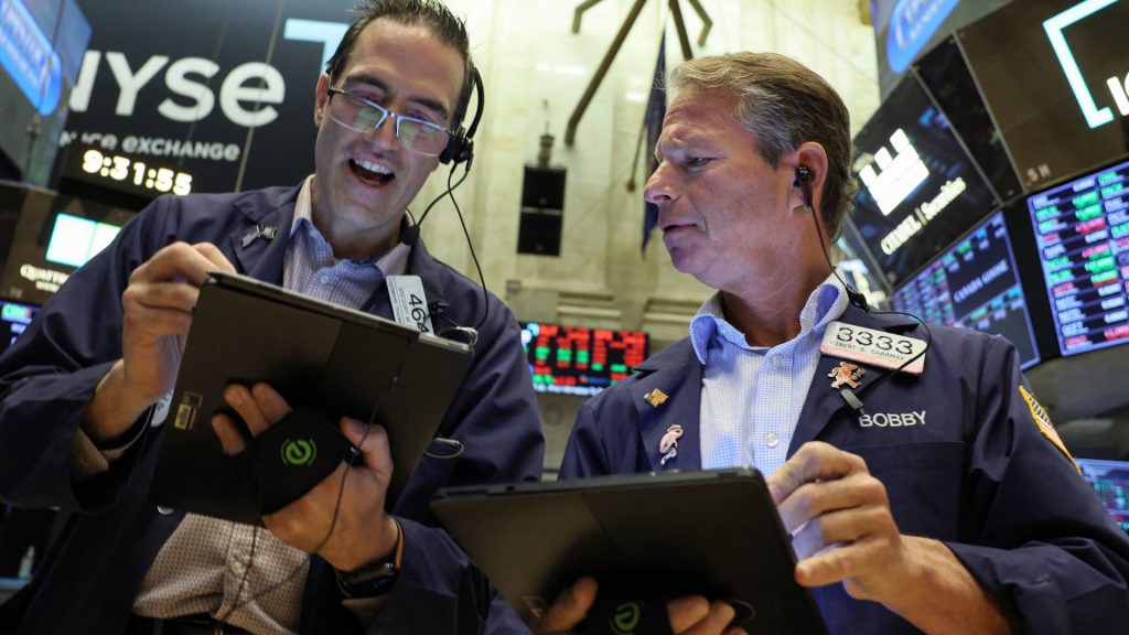Las acciones revirtieron algunas ganancias después de un fuerte repunte de dos días en Wall Street, y el Dow Jones cayó 300 puntos