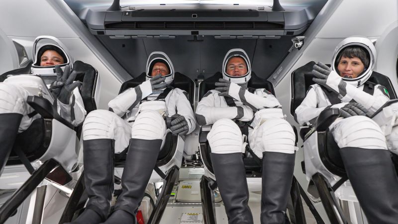 Los astronautas de la NASA que regresan de la estación espacial en la cápsula SpaceX se retrasan debido al clima