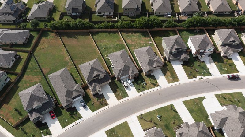 Los precios de las casas finalmente están cayendo.  Pero, ¿qué tan bajo llegarán?