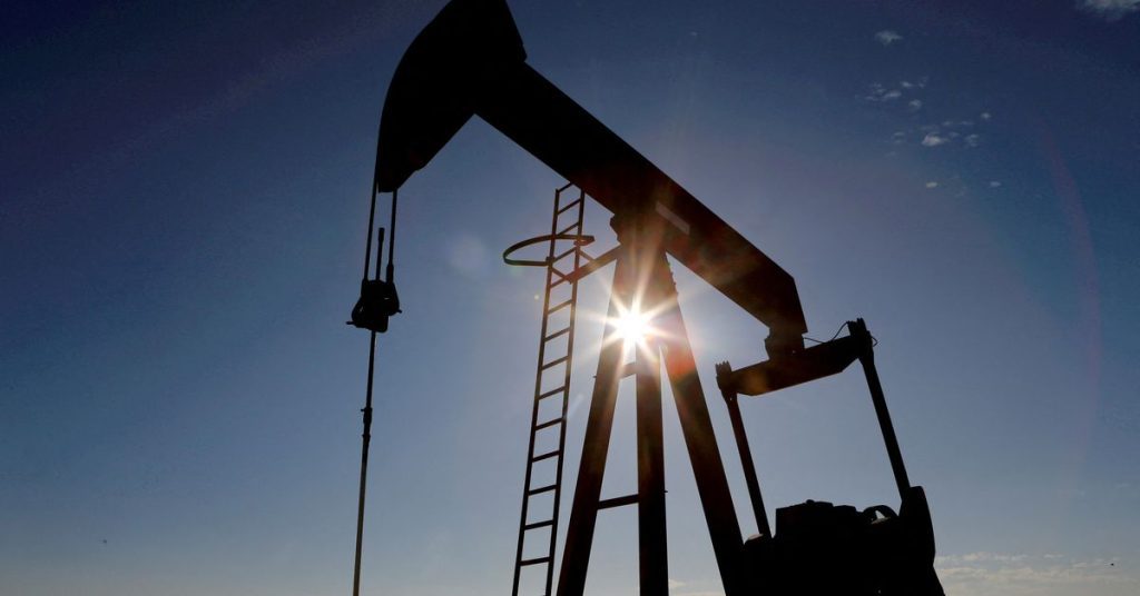 Los precios del petróleo caen a alrededor de $ 90 por barril en el comercio volátil
