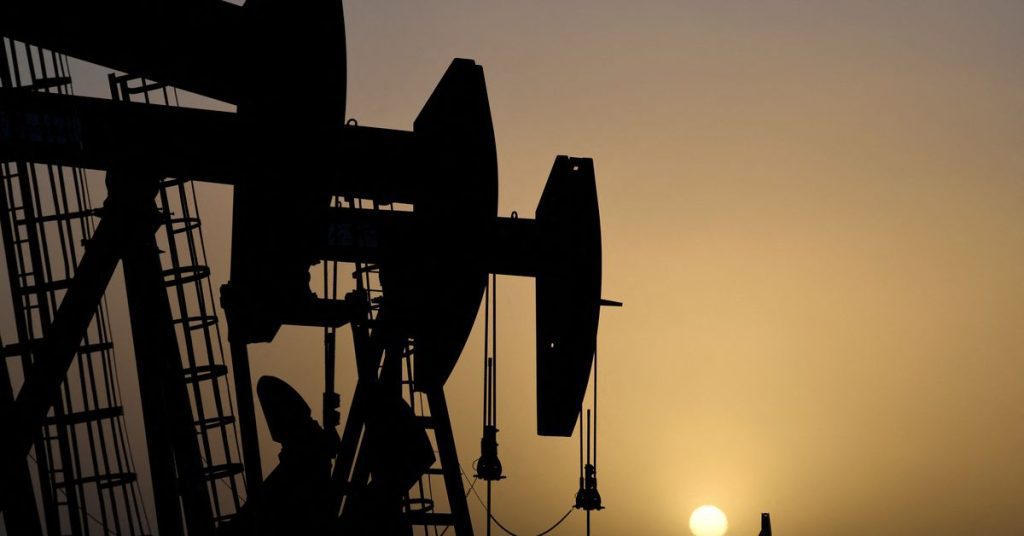 Petróleo sube por esperanzas de recuperación de la demanda de combustibles en China