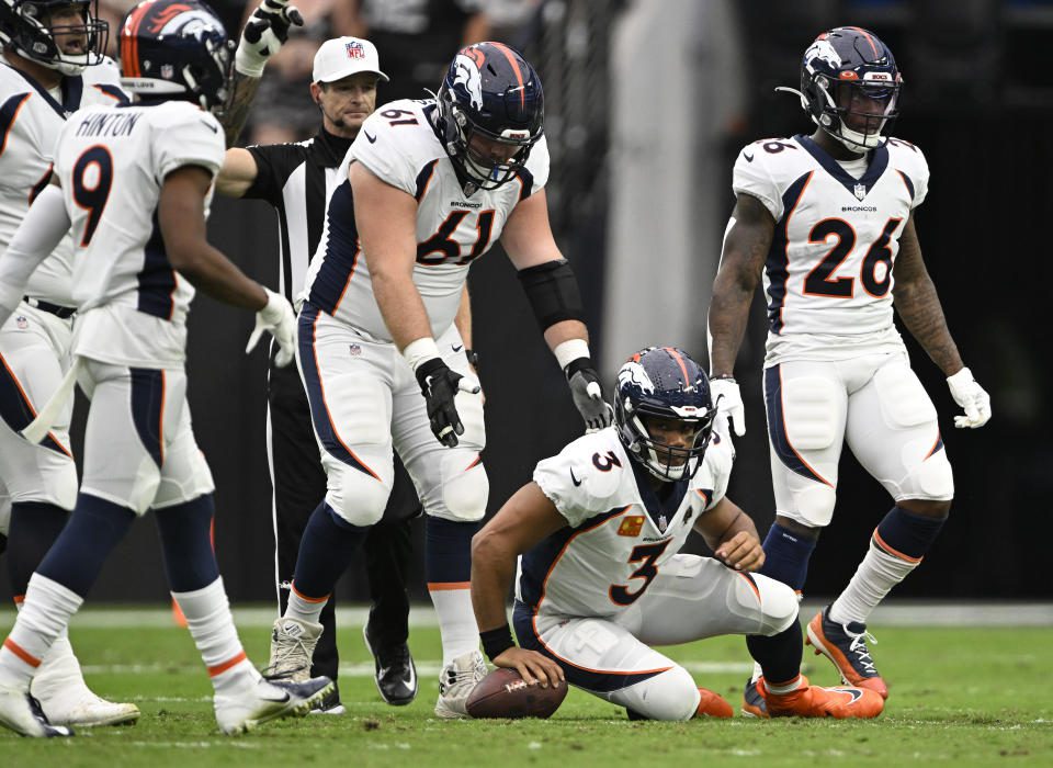 El mariscal de campo de los Denver Broncos, Russell Wilson (3), no es un gran comienzo de temporada.  (Foto de RJ Sangosti/MediaNews Group/The Denver Post vía Getty Images)