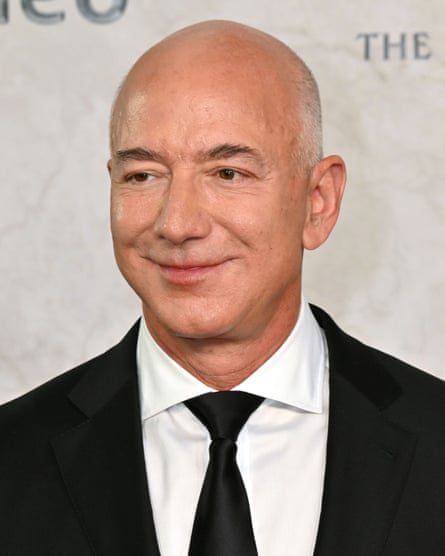 Foto de cabeza y hombros de Jeff Bezos con traje negro y corbata