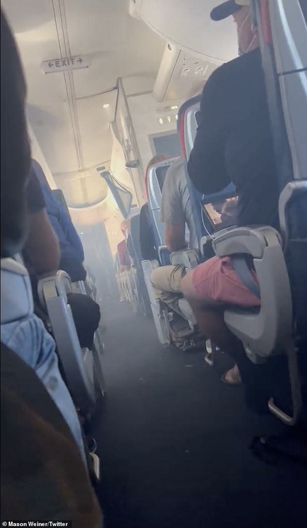 El video del pasajero muestra la escena aterradora cuando el humo se filtra hacia la parte trasera del avión, notablemente más pesado hacia el frente cuando suena la alarma.