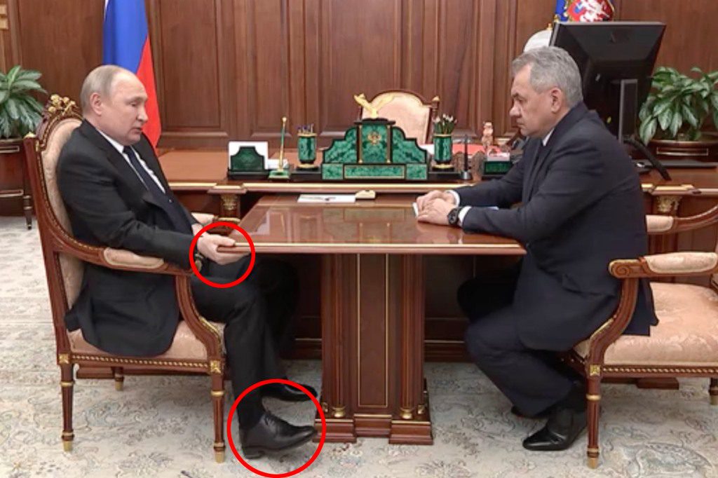 Vladimir Putin ocupa una mesa en una reunión reciente, lo que ha dado lugar a especulaciones sobre su salud.