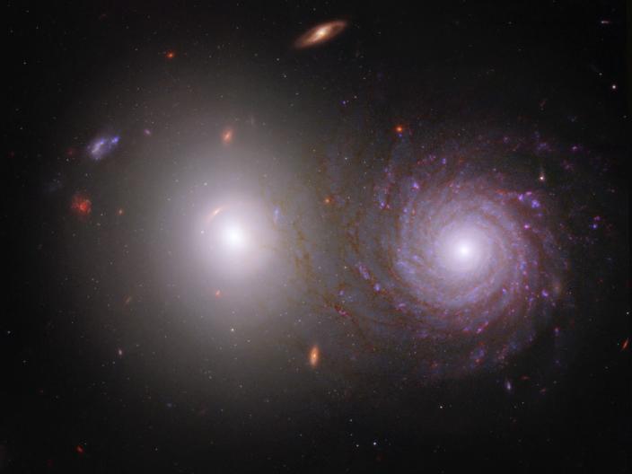 Esta imagen del par de galaxias VV 191 incluye la luz visible, ultravioleta e infrarroja cercana de Webb del Hubble.