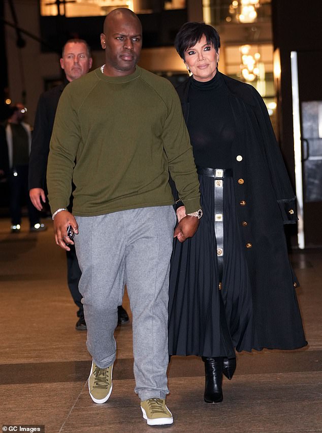 De la mano: Kris Jenner, de 67 años, y Corey Gamble, de 41, parecían estar enamorados en una cena en la ciudad de Nueva York el domingo por la noche.