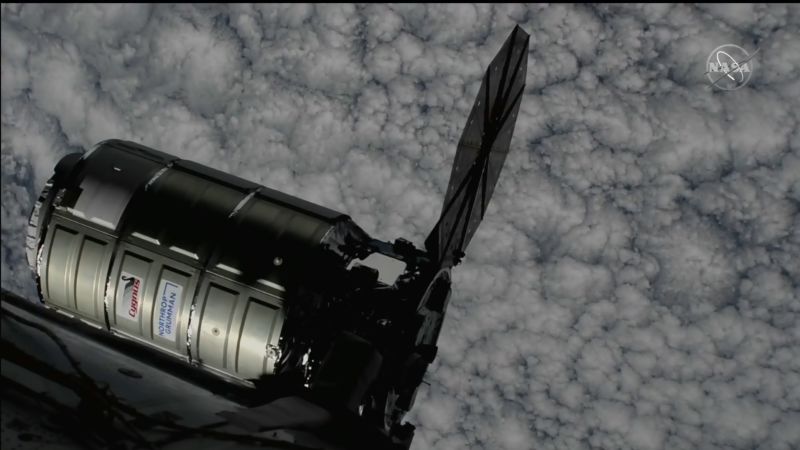 Buques de carga atracados en la Estación Espacial Internacional a pesar de que operan con un solo panel solar