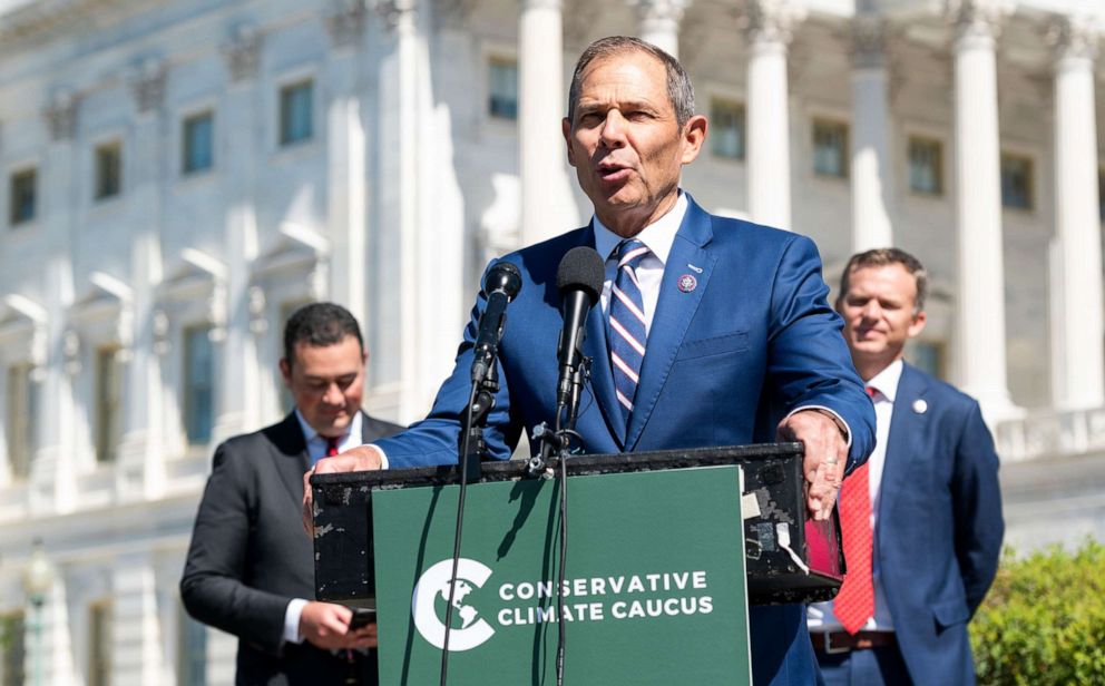 FOTO: En esta foto de archivo del 23 de junio de 2021, el representante John Curtis, Utah, habla durante la conferencia de prensa para presentar el Caucus Climático Republicano frente al edificio del Capitolio en Washington, DC.