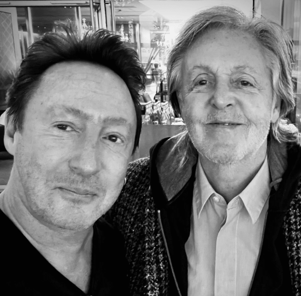 Julian Lennon, hijo de los fallecidos Beatles, publica una foto con Paul McCartney