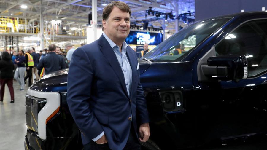 El jefe de Ford advierte que los autos eléctricos requieren un 40% menos de mano de obra
