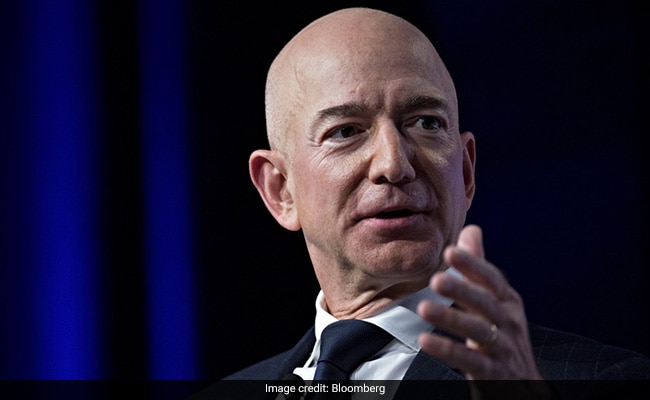 Jeff Bezos advierte sobre una recesión y aconseja a las personas que no compren televisores y refrigeradores en esta temporada navideña
