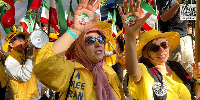 Los manifestantes en la plaza Dag Hammarskjöld frente al edificio de las Naciones Unidas se manifiestan contra el presidente del régimen iraní, Ebrahim Raisi, por su papel directo en la masacre de presos políticos en 1988. Raisi se dirigirá a la Asamblea General de las Naciones Unidas hoy, 21 de septiembre de 2022.