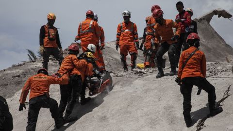 El equipo de búsqueda y rescate de Indonesia evacua los cuerpos de los edificios destruidos en Cianjur Regency, provincia de Java Occidental, el 22 de noviembre de 2022.