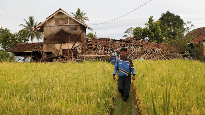 Indonesia necesita viviendas resistentes a los terremotos.  Construirlos es todo un reto.