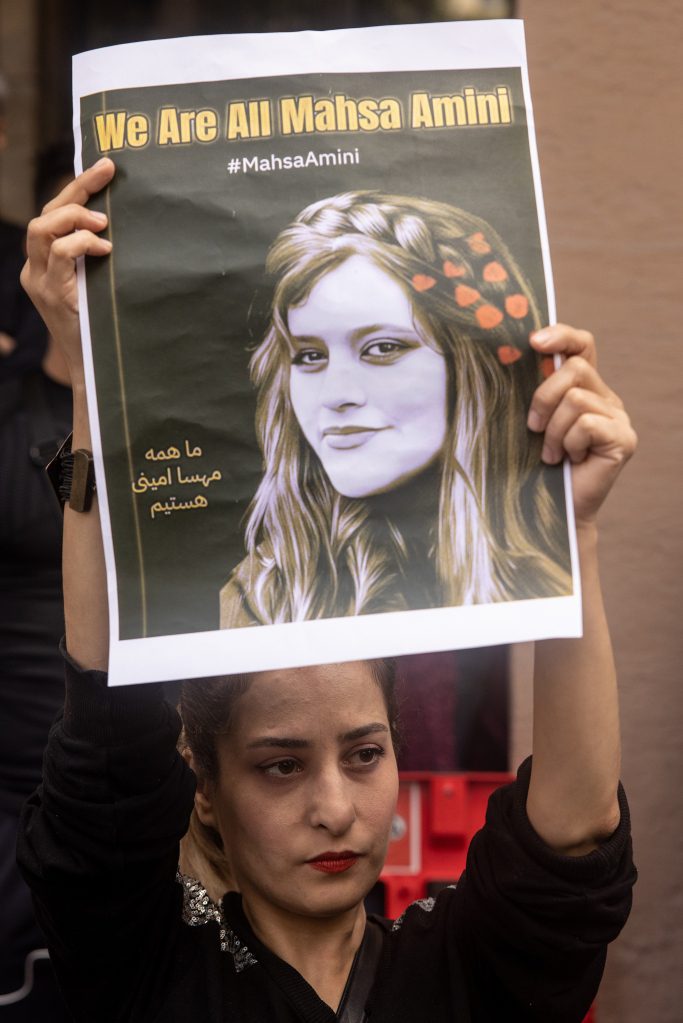 Las protestas han estallado en todo Irán desde que el abogado de 22 años de Amini fue arrestado por no usar un pañuelo en la cabeza correctamente y murió bajo custodia policial en septiembre.