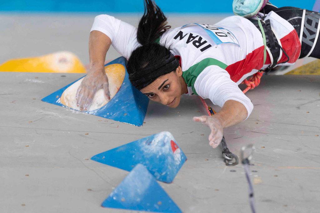 Según los informes, la escaladora iraní Elnaz Rekoi está bajo arresto domiciliario para competir en el extranjero sin usar el velo obligatorio.