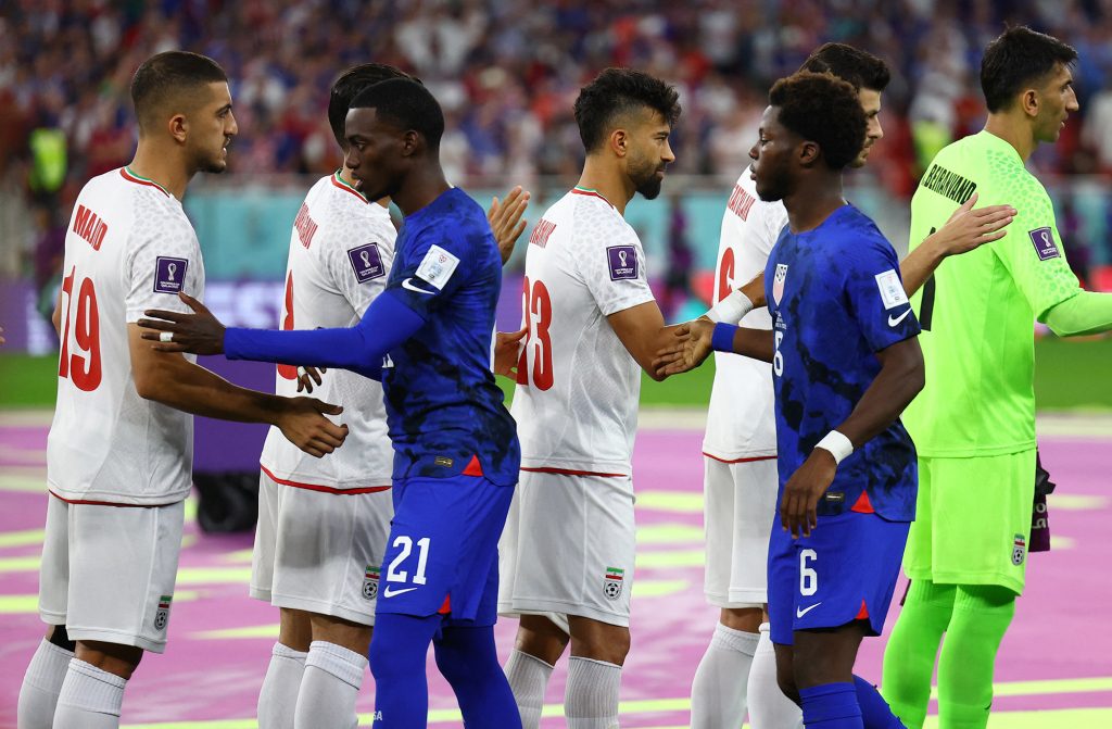 El partido de Irán contra Estados Unidos comenzó con un apretón de manos deportivo a pesar de las amenazas a los jugadores y los disturbios en su país.