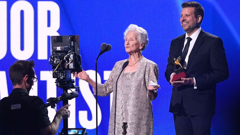 Ángela Álvarez, de 95 años, ganó Mejor Nueva Artista Femenina Latina en la histórica eliminatoria
