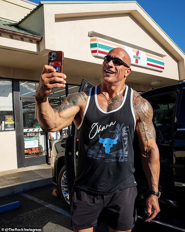 LO ÚLTIMO: Dwayne Johnson, de 50 años, visitó Instagram el lunes para documentar una visita a la tienda 7-Eleven en Hawái donde solía robar cuando era adolescente, esta vez comprando inventario de la tienda Snickers mientras revisaba las cuentas de clientes asombrados y deslumbrados.