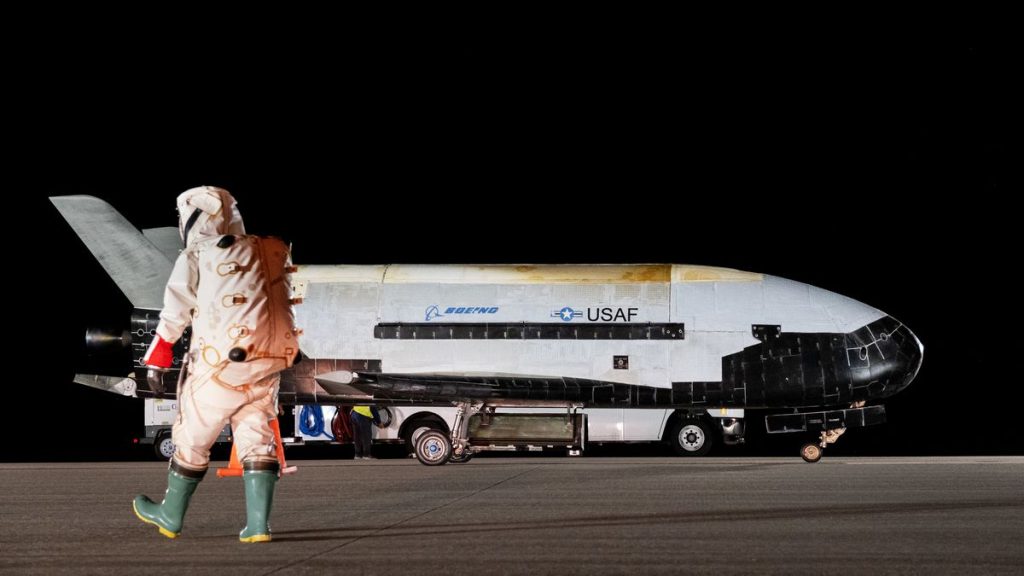 El estampido sónico arrasa Florida cuando la Fuerza Espacial X-37B regresa a casa