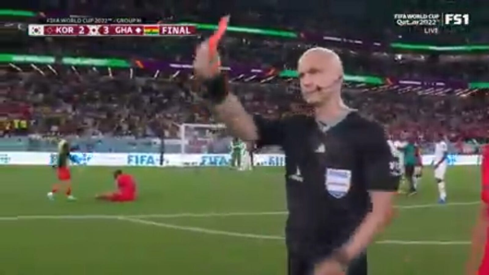 El seleccionador de Corea del Sur, Paulo Bento, mostró una tarjeta roja tras perder 3-2 ante Ghana