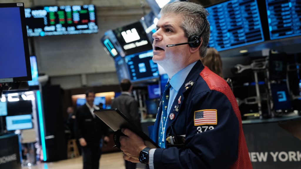 Los futuros de acciones suben mientras Wall Street espera los resultados de mitad de período
