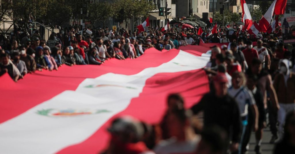Miles marchan en Perú para exigir la renuncia del presidente izquierdista Castillo