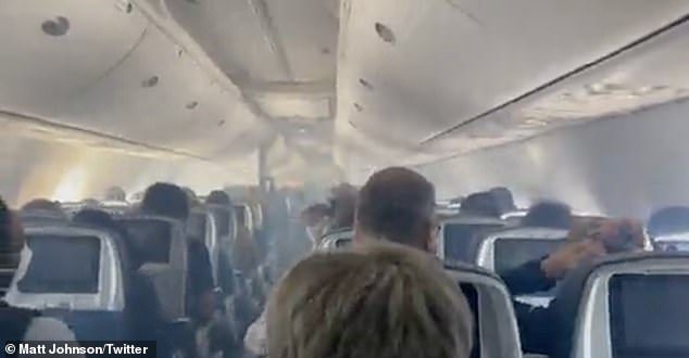 El vuelo 2846 de Delta realizó un aterrizaje de emergencia en Albuquerque el martes después de que un misterioso humo llenara tanto el compartimiento de pasajeros como la cabina.
